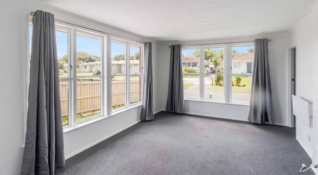 Sunny brick home in a super convenient location! - Photo 1