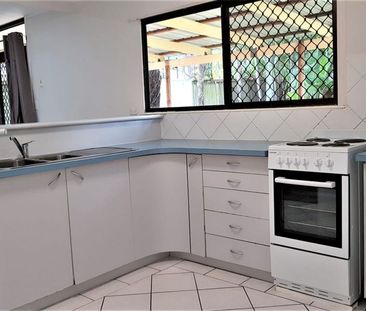 Large fully fenced yard close to schools and shops - Photo 3