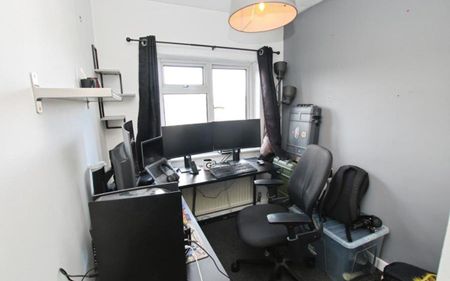 A great opportunity to rent a well presented three bedroom house in Kingswood, with allocated parking, a garage and a private garden. If you are a couple or a small family then this could be the property for you. Please contact us for more details.. - Photo 5