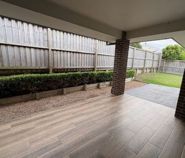 Large four bedroom home with study nook - Photo 3