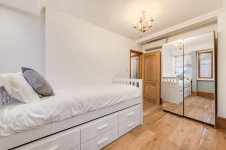 3 bedroom flat in London - Photo 5