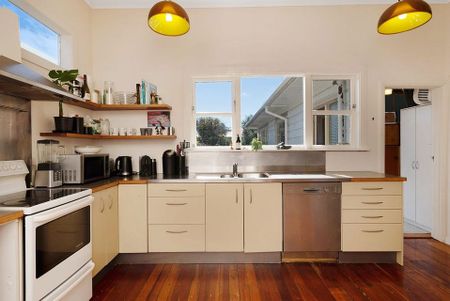 Sunny 4 Bedroom Home with Courtyard - Photo 4