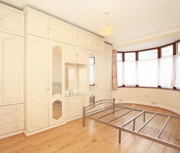 Hedgeley, Woodford Avenue, Ilford IG4 - Photo 2