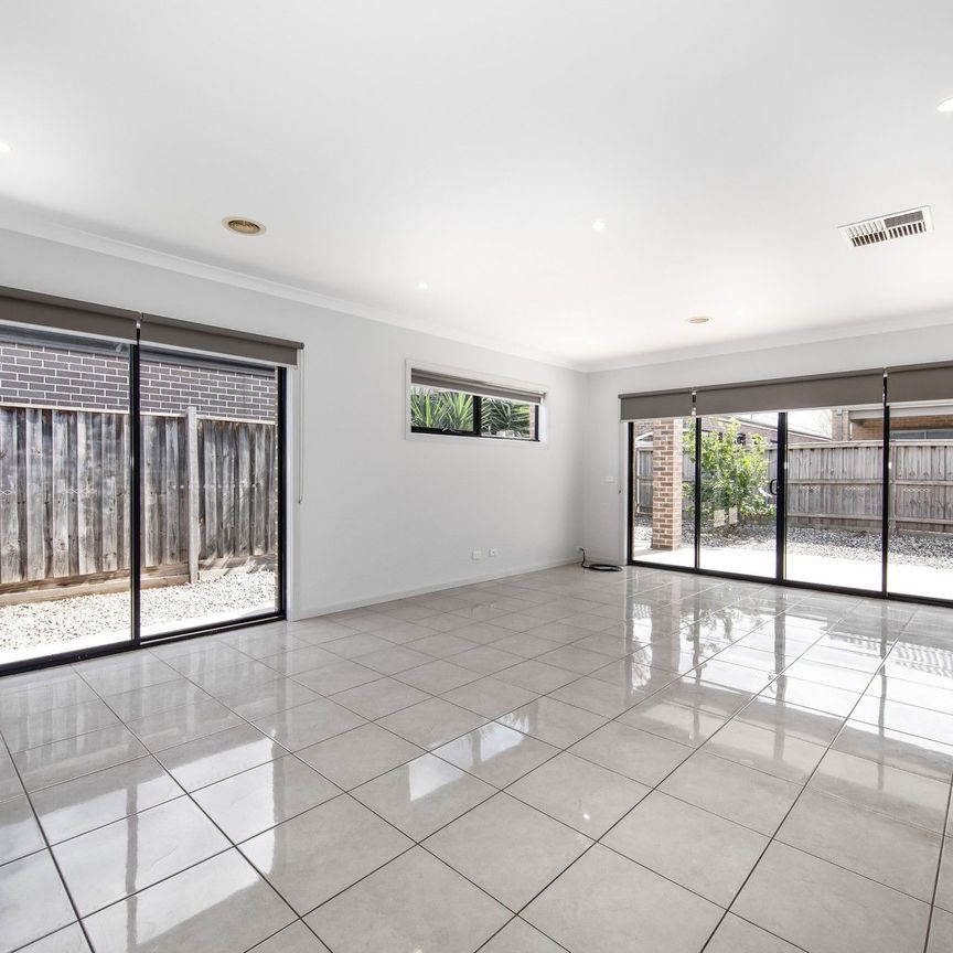 5 Milla Belle Place, BROOKFIELD - Photo 1