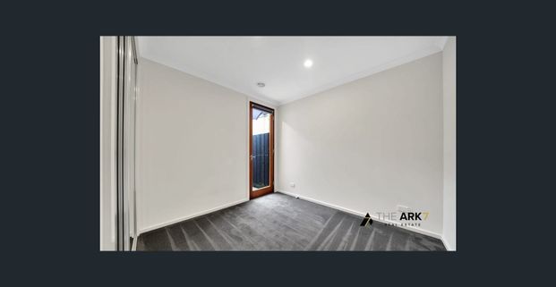 Modern 3-Bedroom nearly new House with all upgrades! - Photo 1