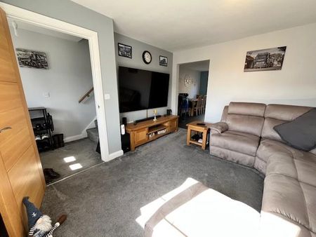 3 bedroom semi-detached house to rent - Photo 2