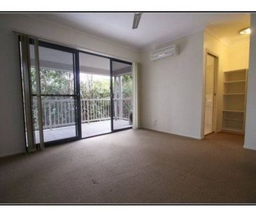 Spacious 3-Bedroom Townhouse in Prime Location with Pool & Double G... - Photo 4