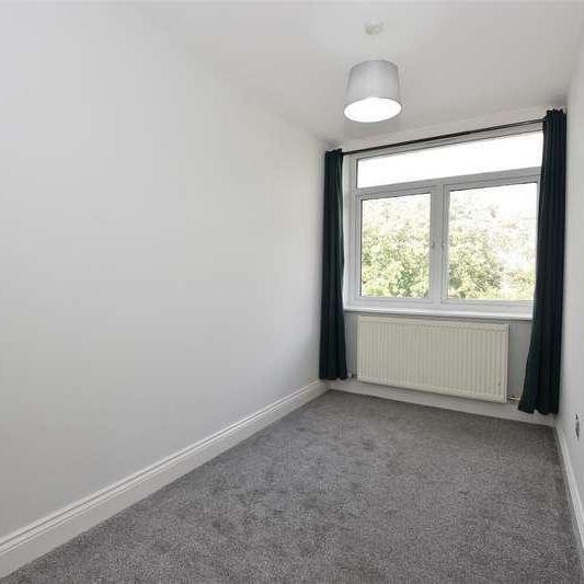 The Boulevard, Crowley, RH10 - Photo 1