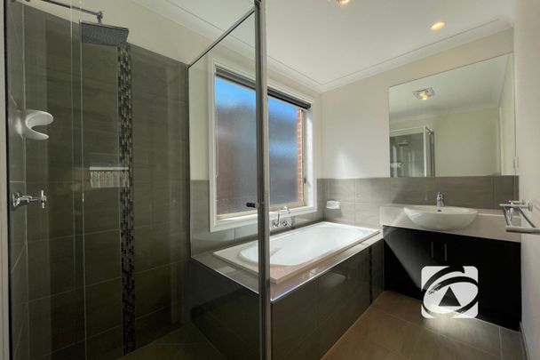 FAMILY HOME IN IN THE COLLEGE GREEN ESTATE! - Photo 1