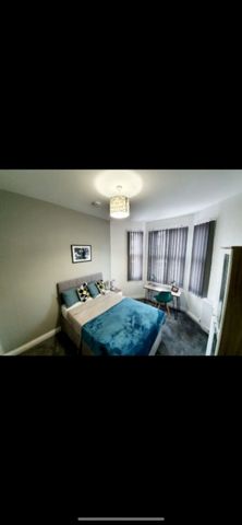 Stylish 6-Bedroom House Share in Crewe - Photo 3