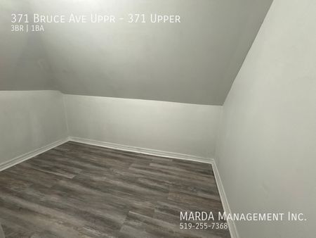 SPACIOUS AND NEWLY UPDATED 3BEDROOM/1BATH UPPER UNIT + HYDRO - Photo 5