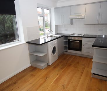 2 bedroom Maisonette to let - Photo 6