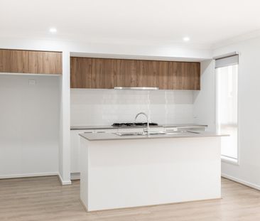 STUNNING MODERN BUILD IN SMYTHES CREEK - Photo 3