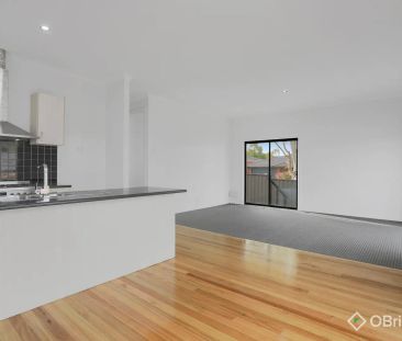 28 Botham Crescent, Pakenham VIC 3810 - Photo 4