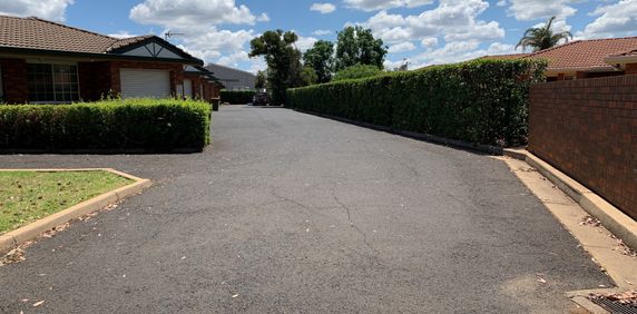 2Bed Unit With Yard & Lock-up Garage - Photo 2