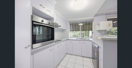 Neat and tidy townhouse in handy location! - Photo 4