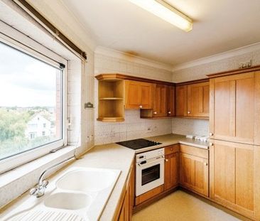 West Parade, Worthing, BN11 2 bedroom flat to rent - Photo 2