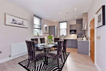 Located just off the Marlow High Street is this spacious two bedroom apartment with gated parking for one car - Photo 3