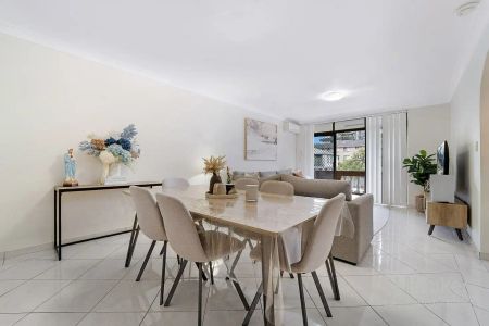 “Spacious & Stylish | Street-Facing Apartment in Prime Locati” - Photo 3