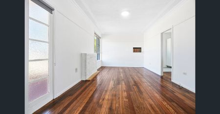 Freshly Painted 3 Bedroom Home, Renovated Kitchen, Fantastic Location! - Photo 3