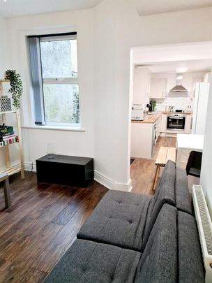 5 bedroom private hall to rent - Photo 1