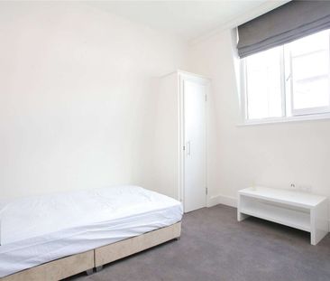 This studio flat benefits from its own kitchenette and is well situ... - Photo 1