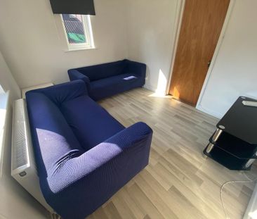 4 bedroom semi-detached house to rent - Photo 2