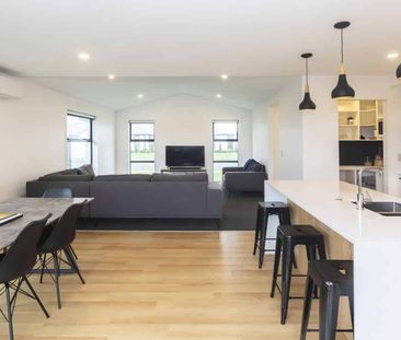 3 MONTH LEASE - Beautifully Designed 3 Bedroom Home - Photo 2