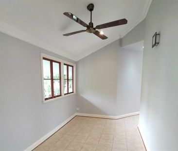 UPPER UNIT OF QUEENSLANDER - Photo 6