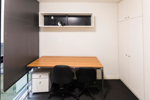 Modern & Stylish Fully Furnished 2 bedroom Studio Apartment. - Photo 1