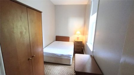 3 bedroom flat to rent - Photo 3