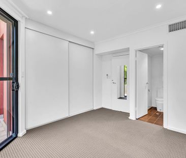 Quiet 2 Bedroom Townhouse! - Photo 3