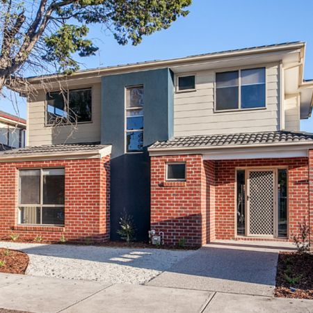 Spacious Townhouse - heart of Pascoe Vale! - Photo 3