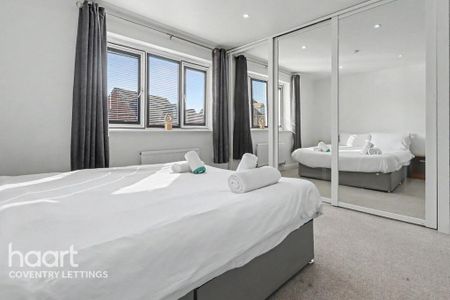 4 bedroom detached house to rent - Photo 4
