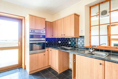 4 bedroom semi-detached house to rent - Photo 2