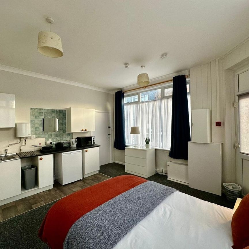 Room in a Shared House, Bedford Road, RG1 - Photo 1