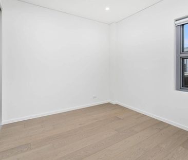 STUNNING EXECUTIVE 3 BEDROOM APARTMENT ! - Photo 2