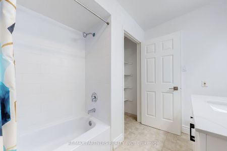 For Lease - 6 Geoffrey Crescent, Whitchurch-Stouffville, Ontario - Photo 2