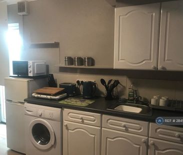 1 bedroom in a house share to rent - Photo 6