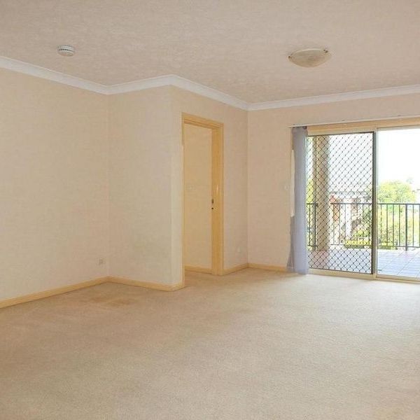 TIDY UNIT IN CENTRAL LOCATION! - Photo 1