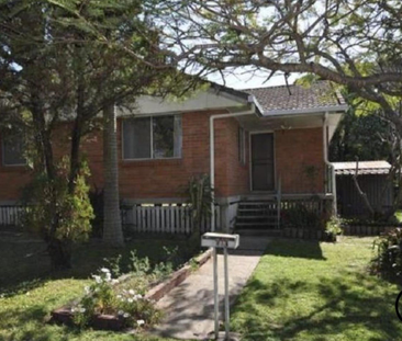 Charming 3-Bedroom Home in the Heart of Woodridge! - Photo 1