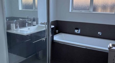 Modern Family Living in Millwater - 4 Bedrooms, 2 Living Areas & Spacious Garden - Photo 5