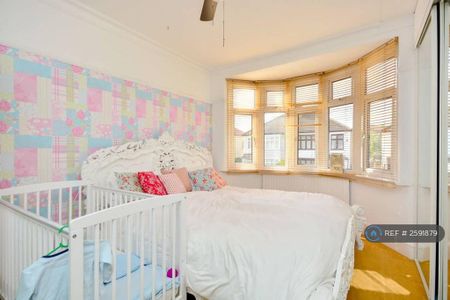 4 bedroom semi-detached house to rent - Photo 3