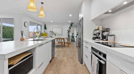 Charming 3BR Pukekohe Retreat w/ Garden! - Photo 3