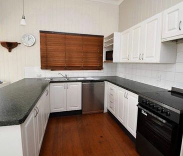 Lowood - Photo 2
