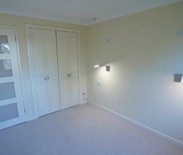 1 bedroom retirement property to rent - Photo 6