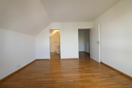 Nähe Kronenplatz und Schloss Binningen - grosszügige 4-Zimmer-Maisonette-Dachwohnung mit Cheminée - Photo 3