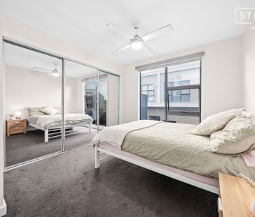 Tri-level townhouse with exceptional storage and style - Photo 5