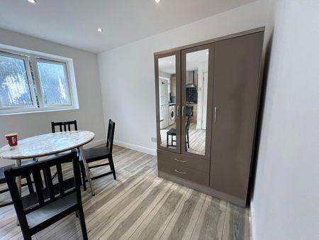 Two bedroom ground floor flat close to chadwel heath- 1800 pcm - Photo 3