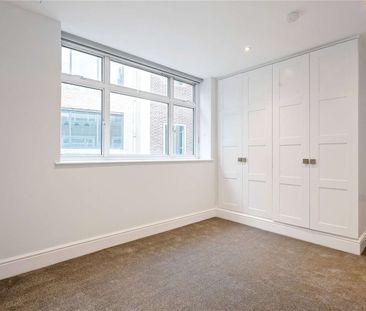 A modern two bedroom flat moments from Farringdon station - Photo 3